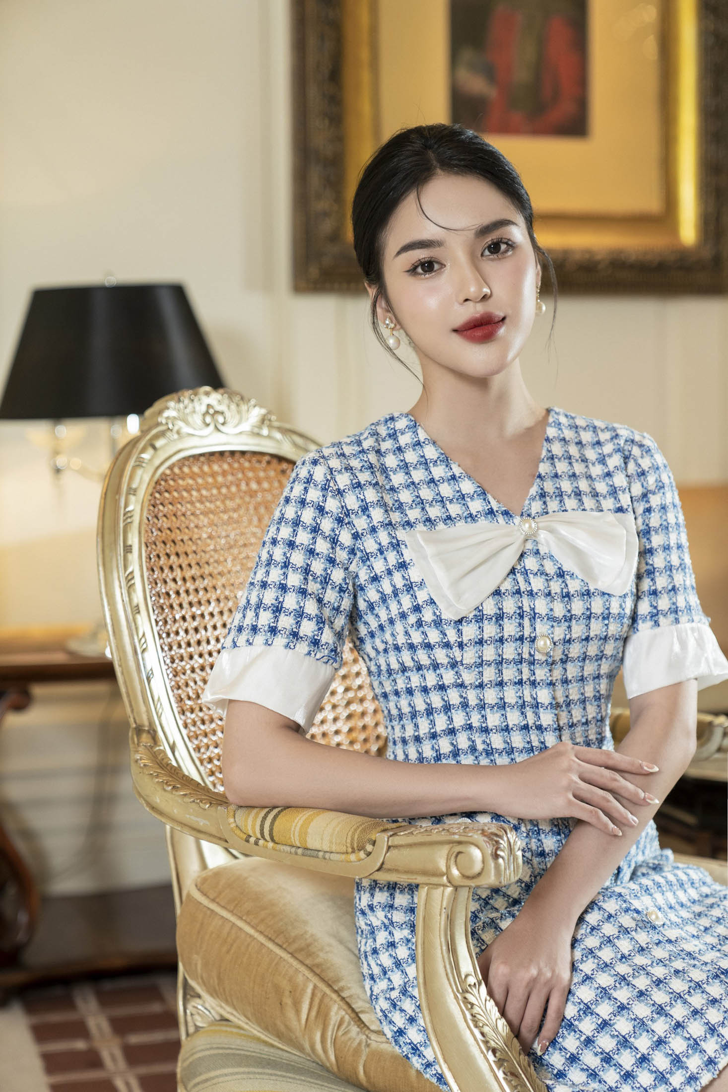 Váy cổ tim, nơ ngực phối, nẹp đính cúc