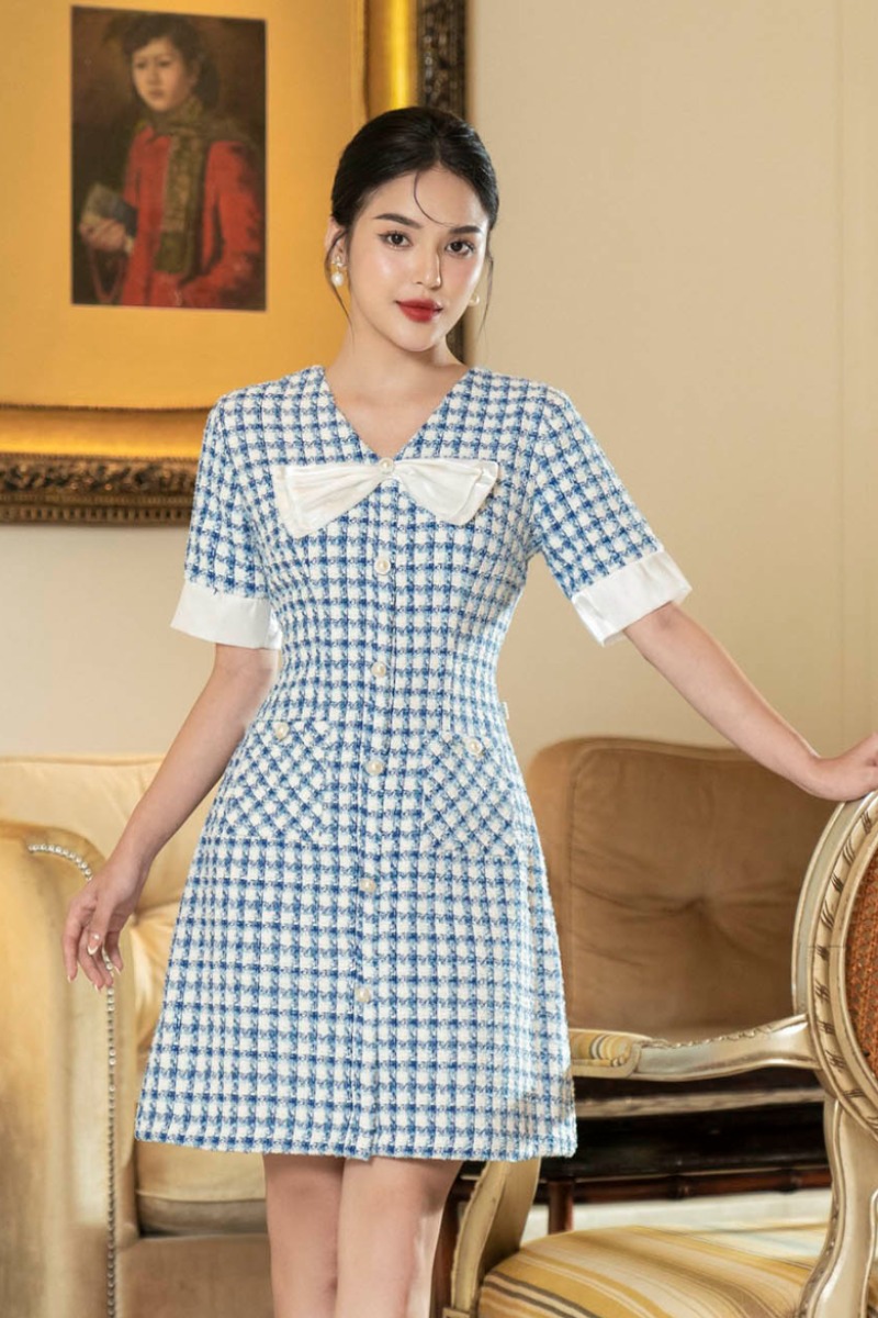 Váy cổ tim, nơ ngực phối, nẹp đính cúc