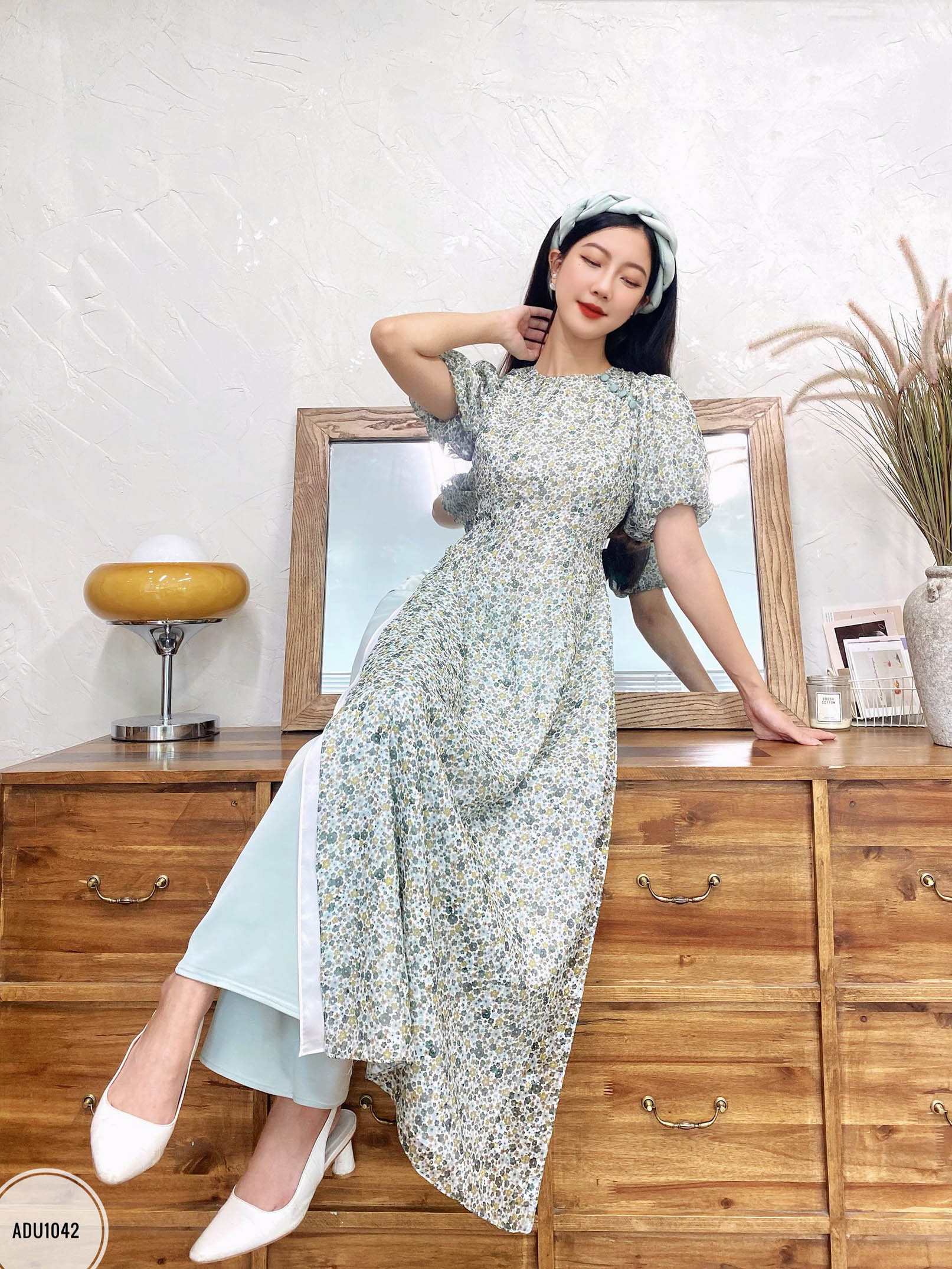 Áo dài cổ tròn đính cúc lệch, tay giật lót
