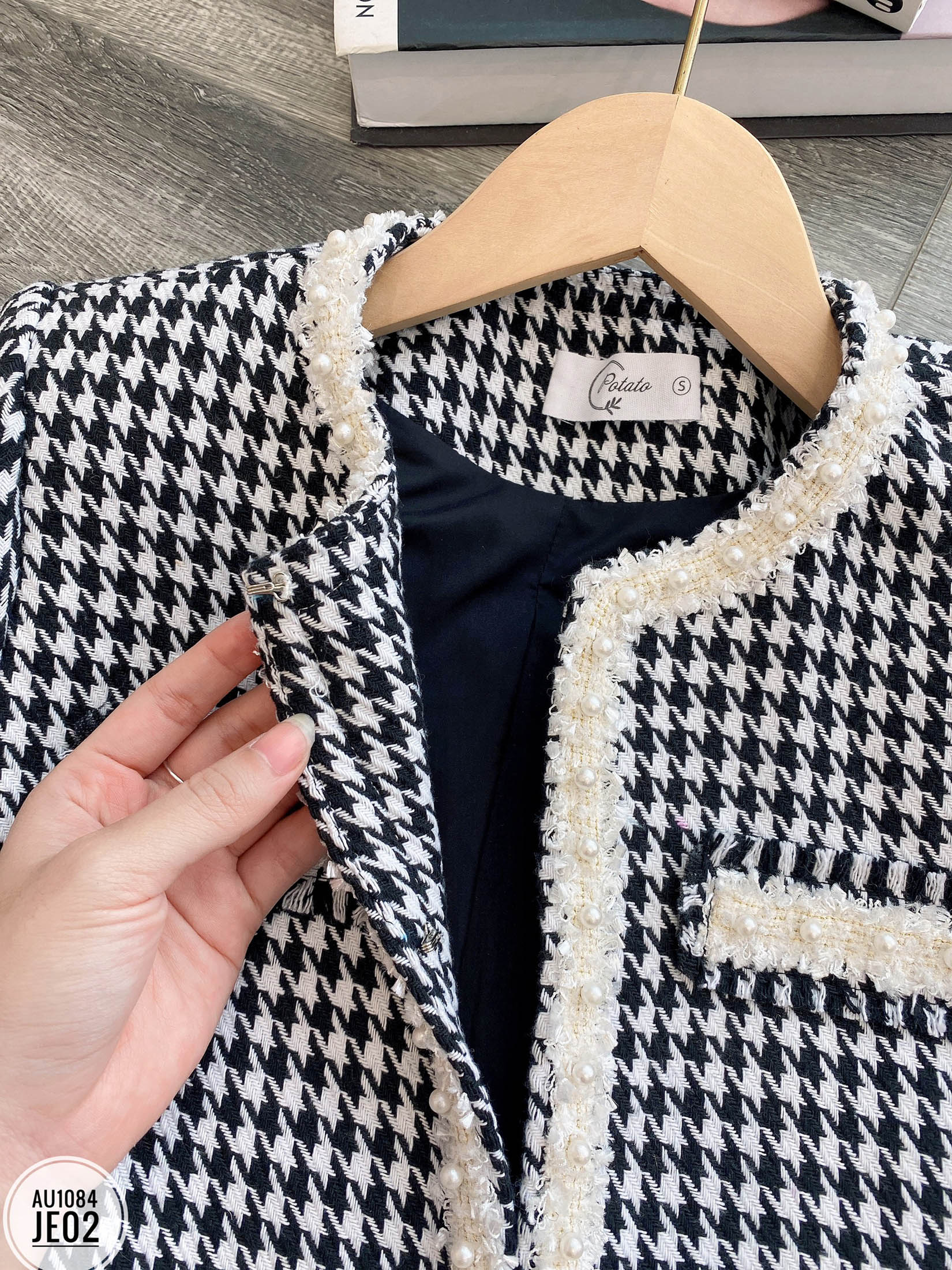 Áo tweed cổ tròn dáng suông ngắn rút rua cài cúc
