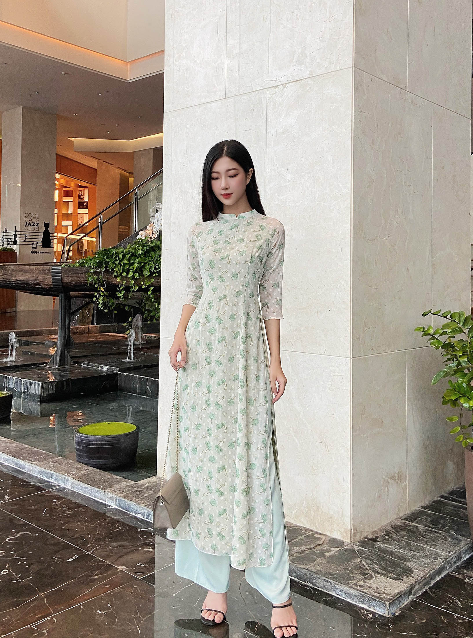 Áo dài cổ tàu xẻ dáng ôm tay lỡ