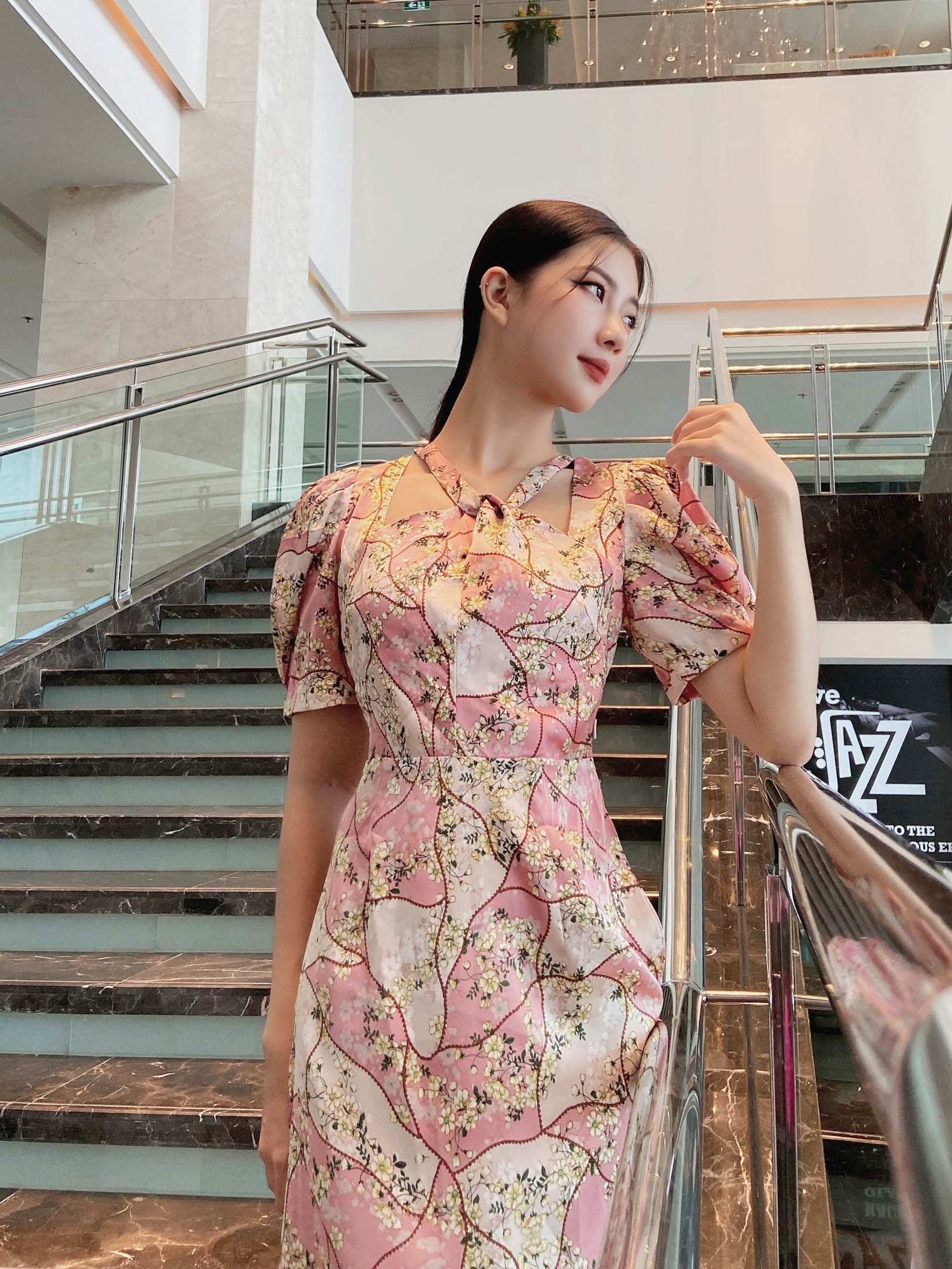 Ngoài áo yếm, mỹ nhân Việt còn chuộng đầm xếp ly và áo dài cổ yếm