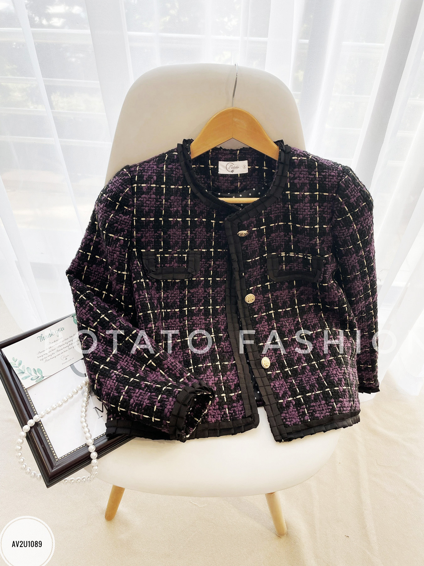 Áo tweed cổ tròn cài cúc dáng ngắn, nẹp phối dây xếp li