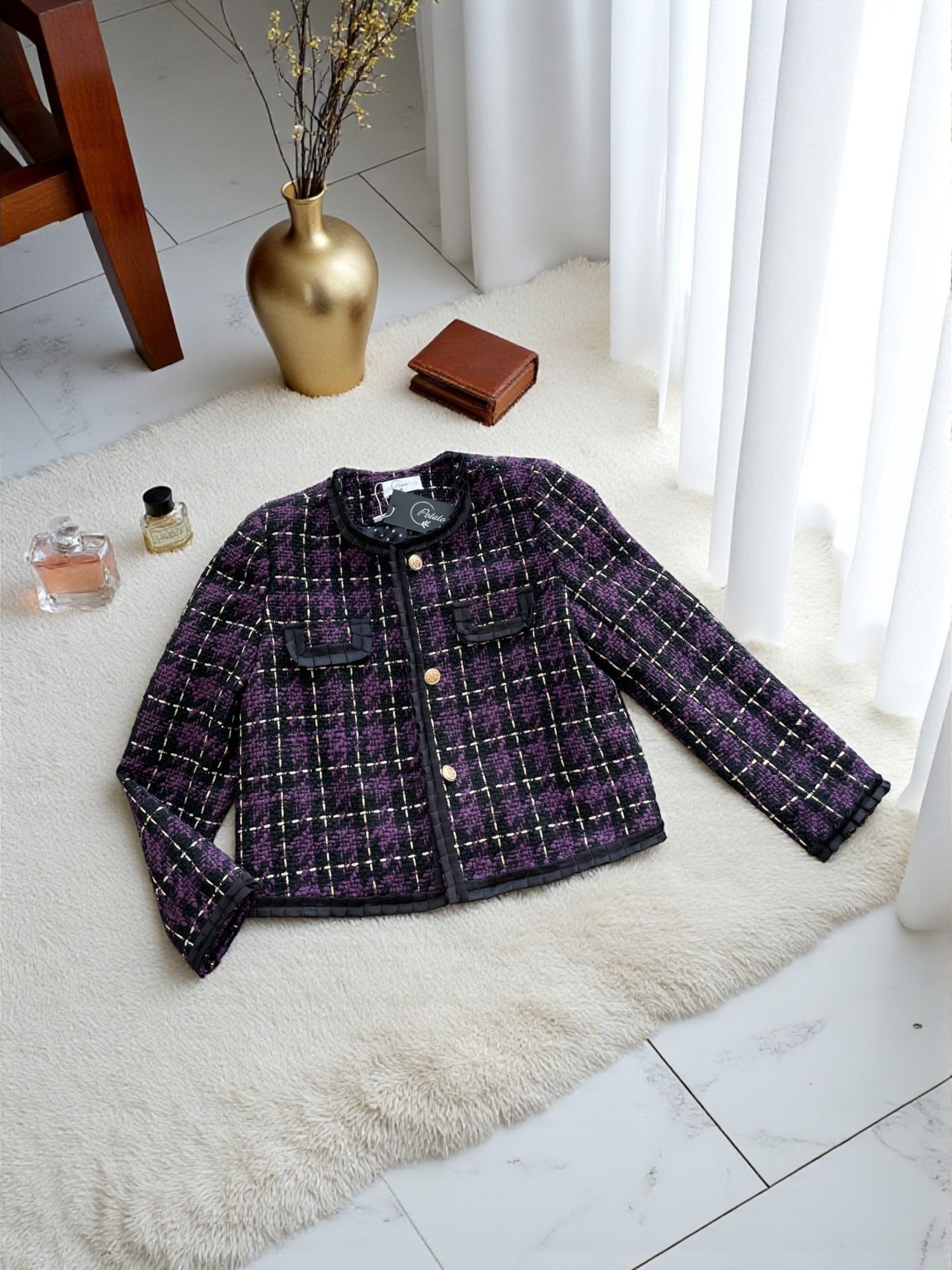 Áo tweed cổ tròn cài cúc dáng ngắn, nẹp phối dây xếp li