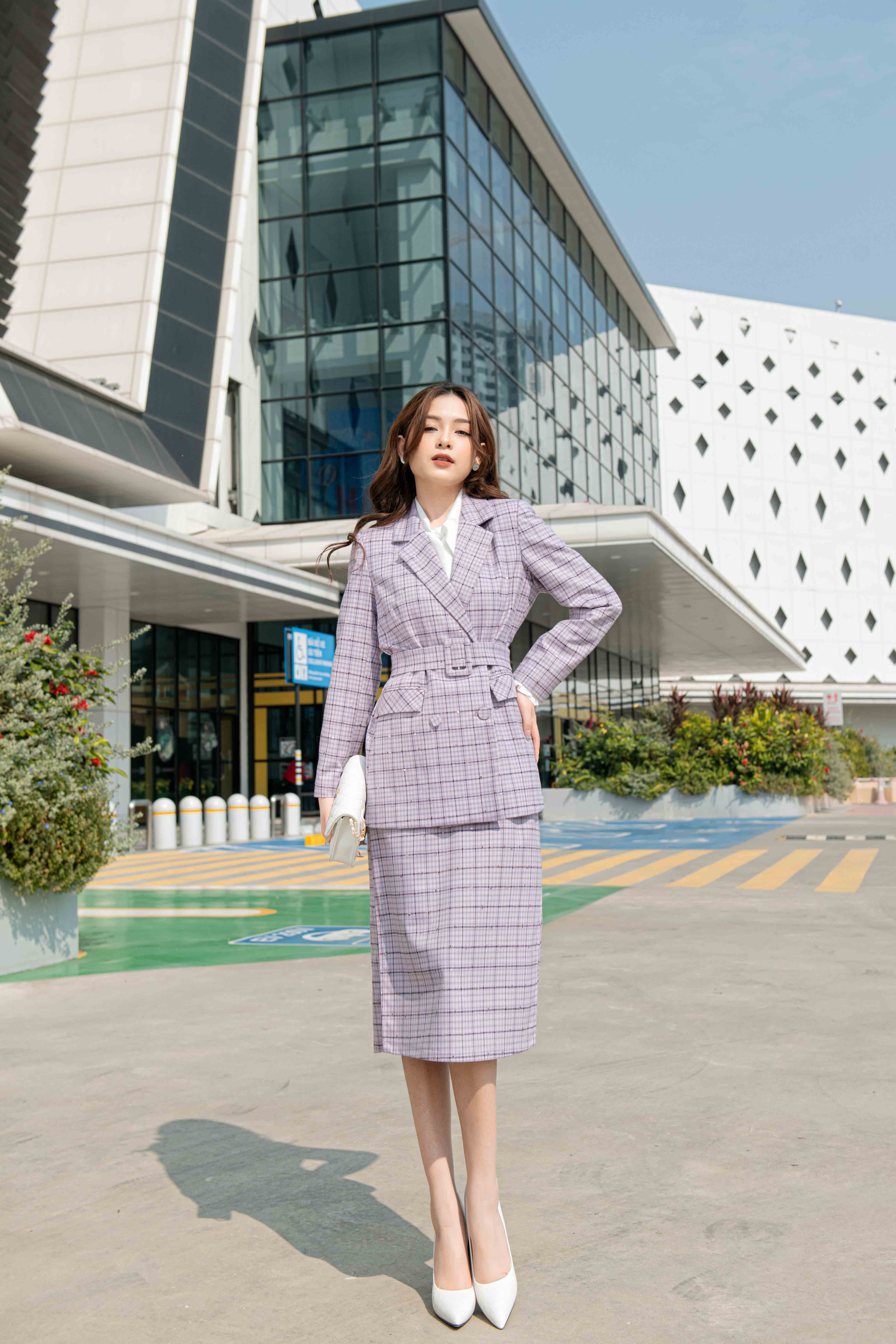 Áo blazer cổ hai ve dáng suông, hai hàng cúc