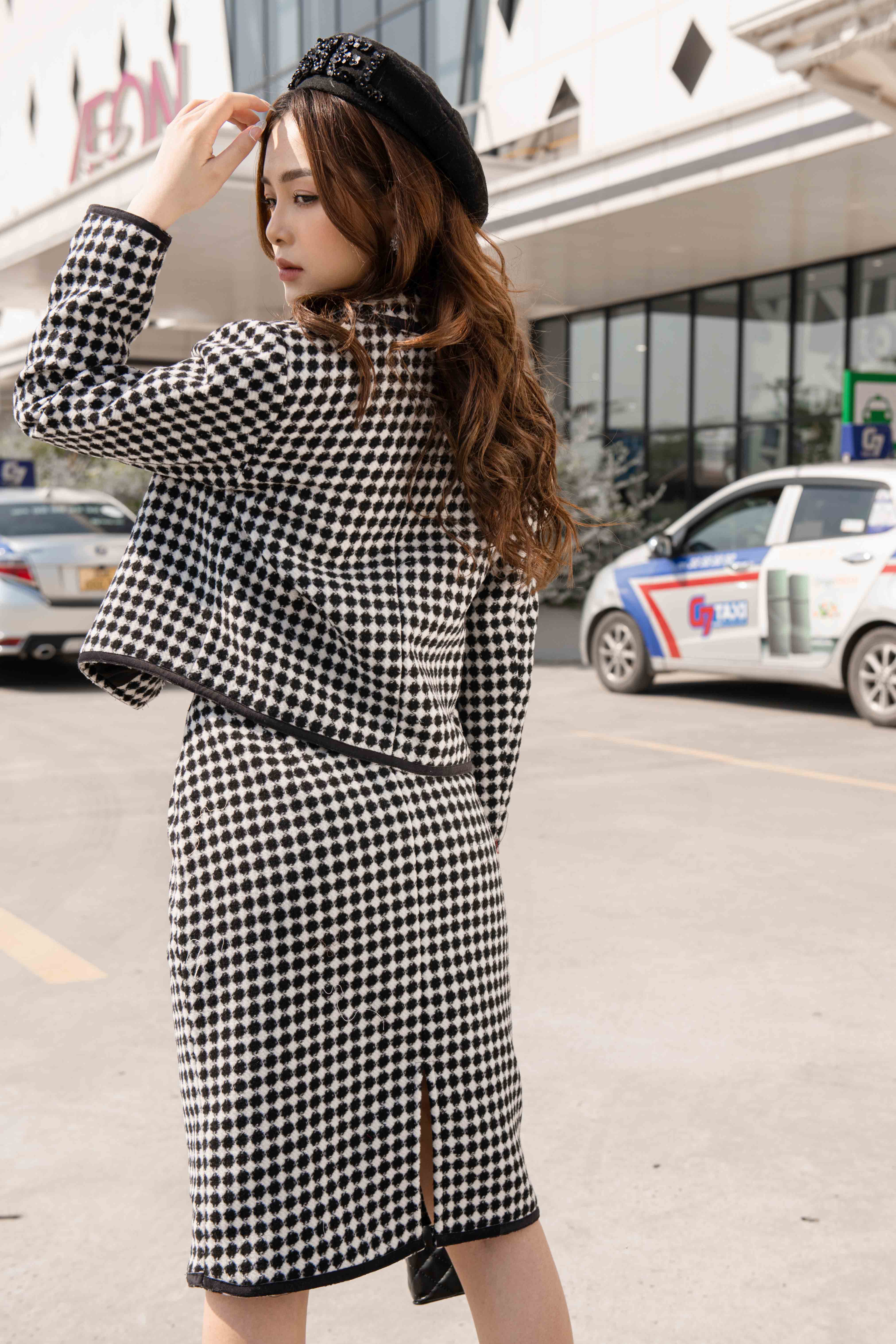 Chân váy cạp liền dáng dài viền gấu