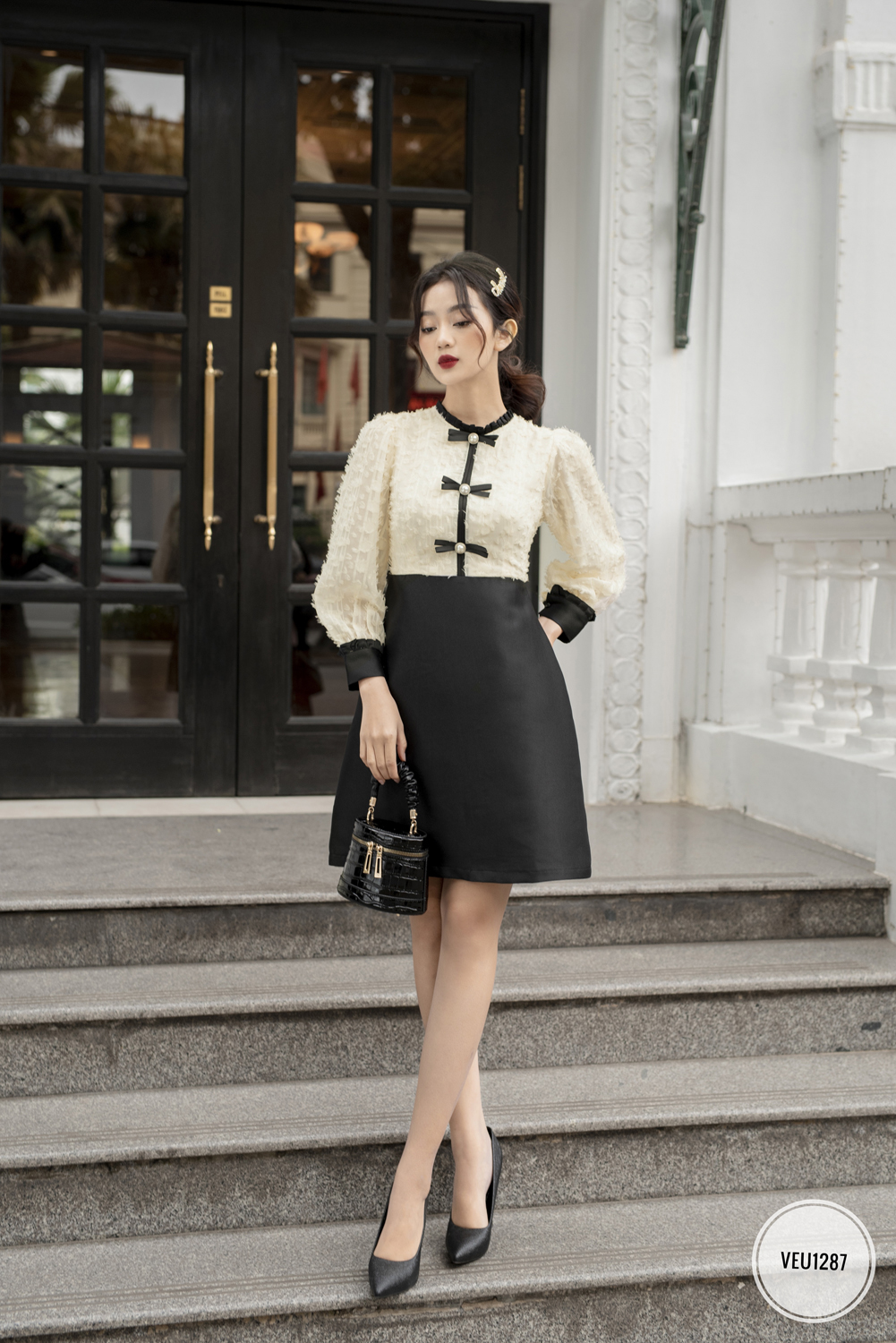 Váy cổ tròn xếp bèo, thân trên phối ren