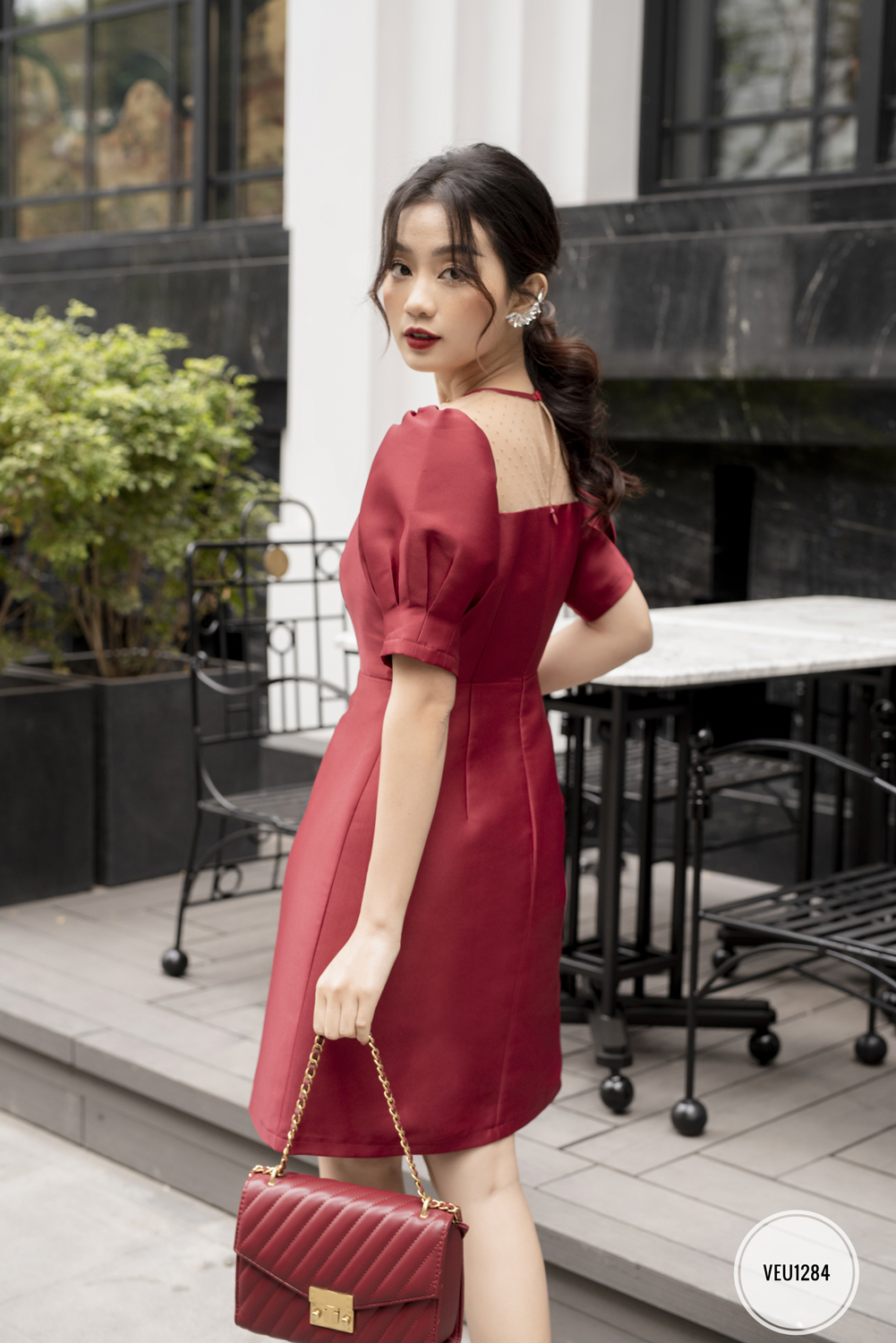 Váy cổ tròn đính nơ, phối lưới