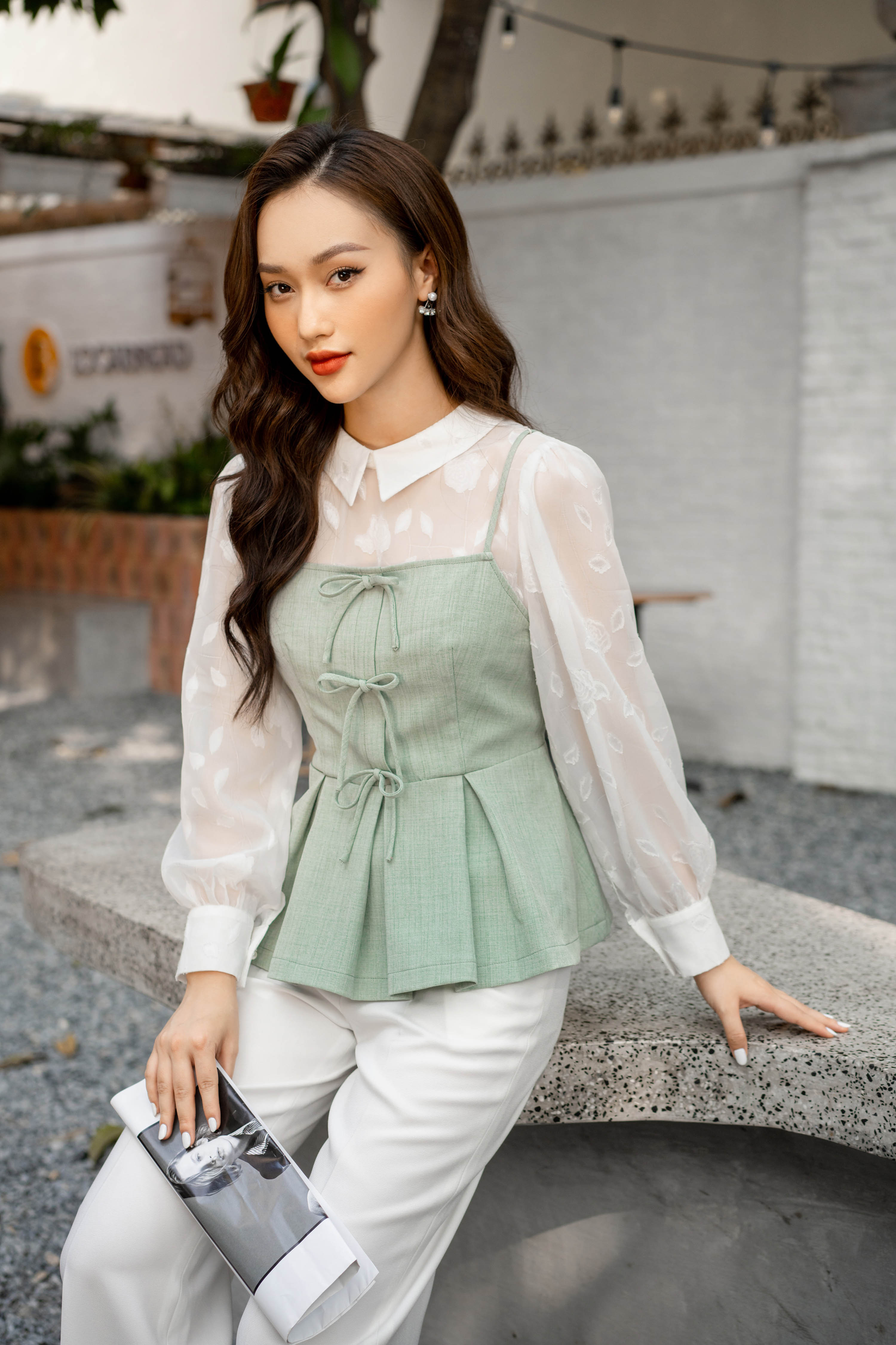 Áo hai dây dáng peplum đính nơ, phối sơ mi dài tay