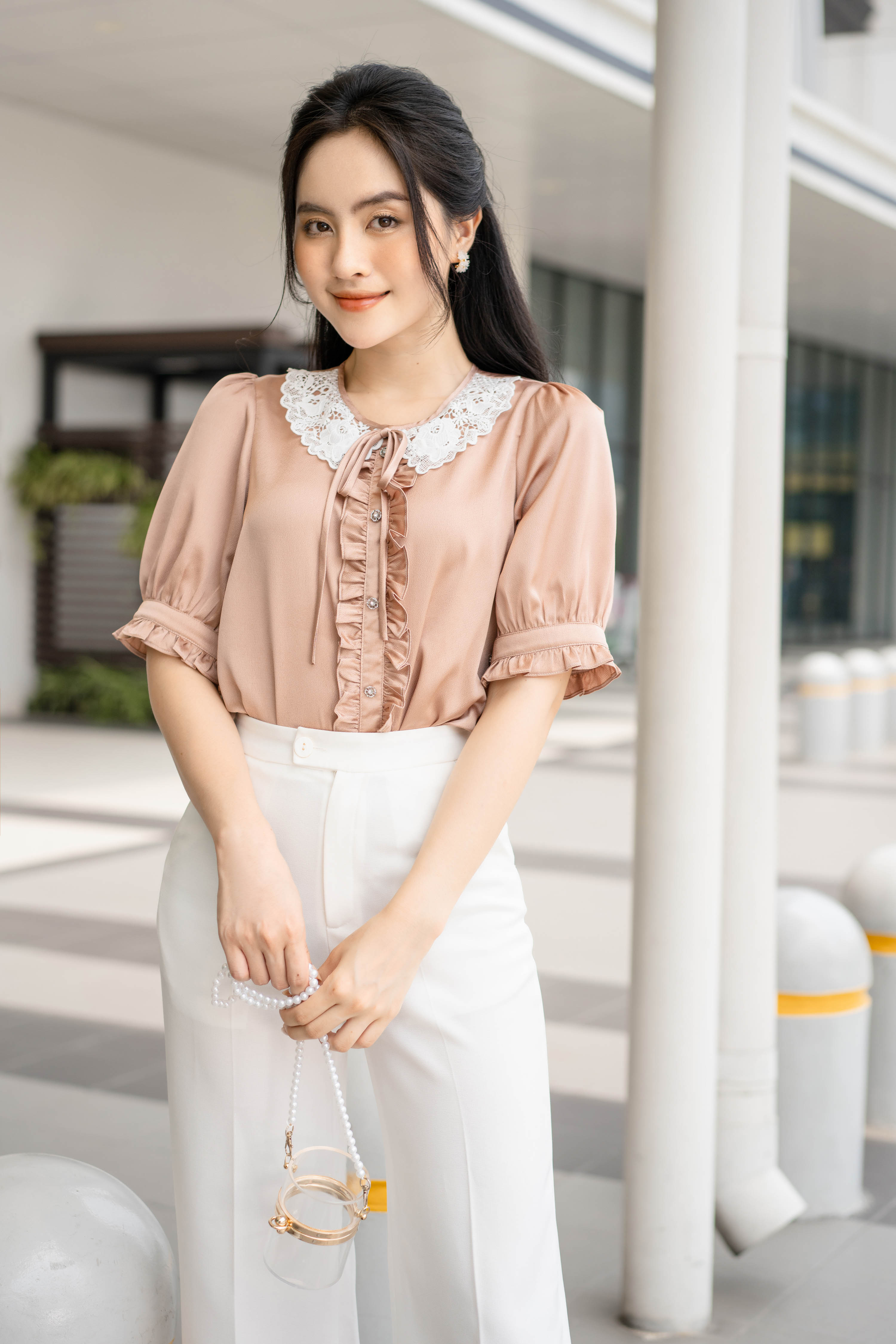 Áo cổ thắt nơ, lá cổ ren bèo nẹp