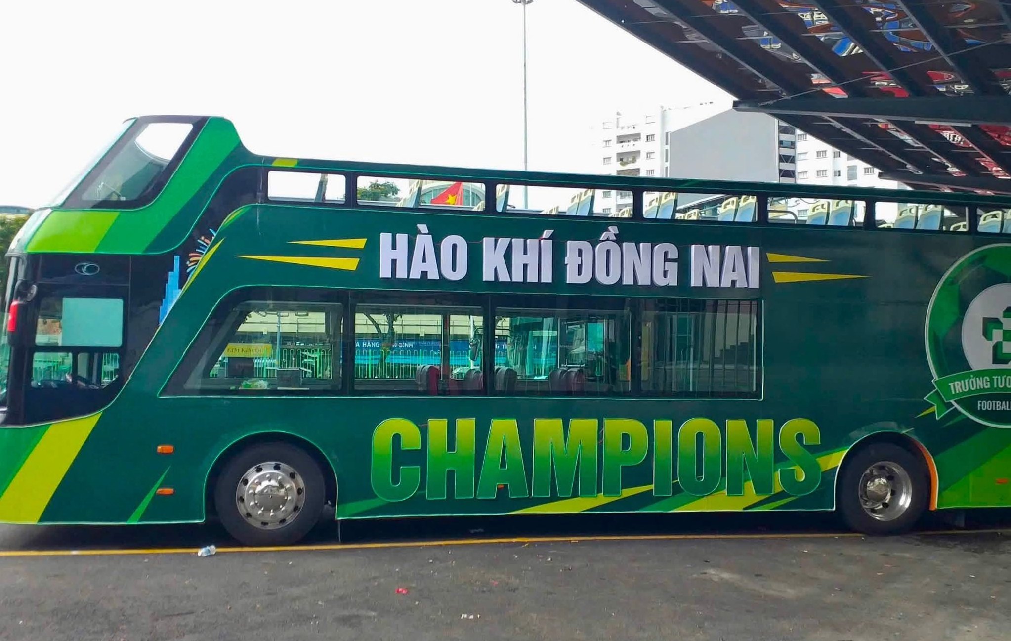Thuê xe buýt mui trần chảy quảng cáo