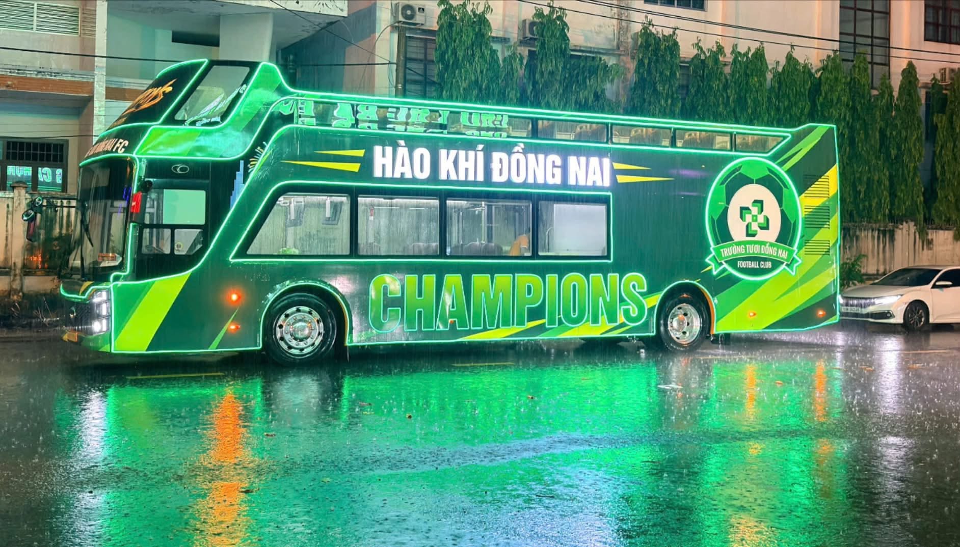 thuê xe buýt 2 tầng chatter chảy quảng cáo