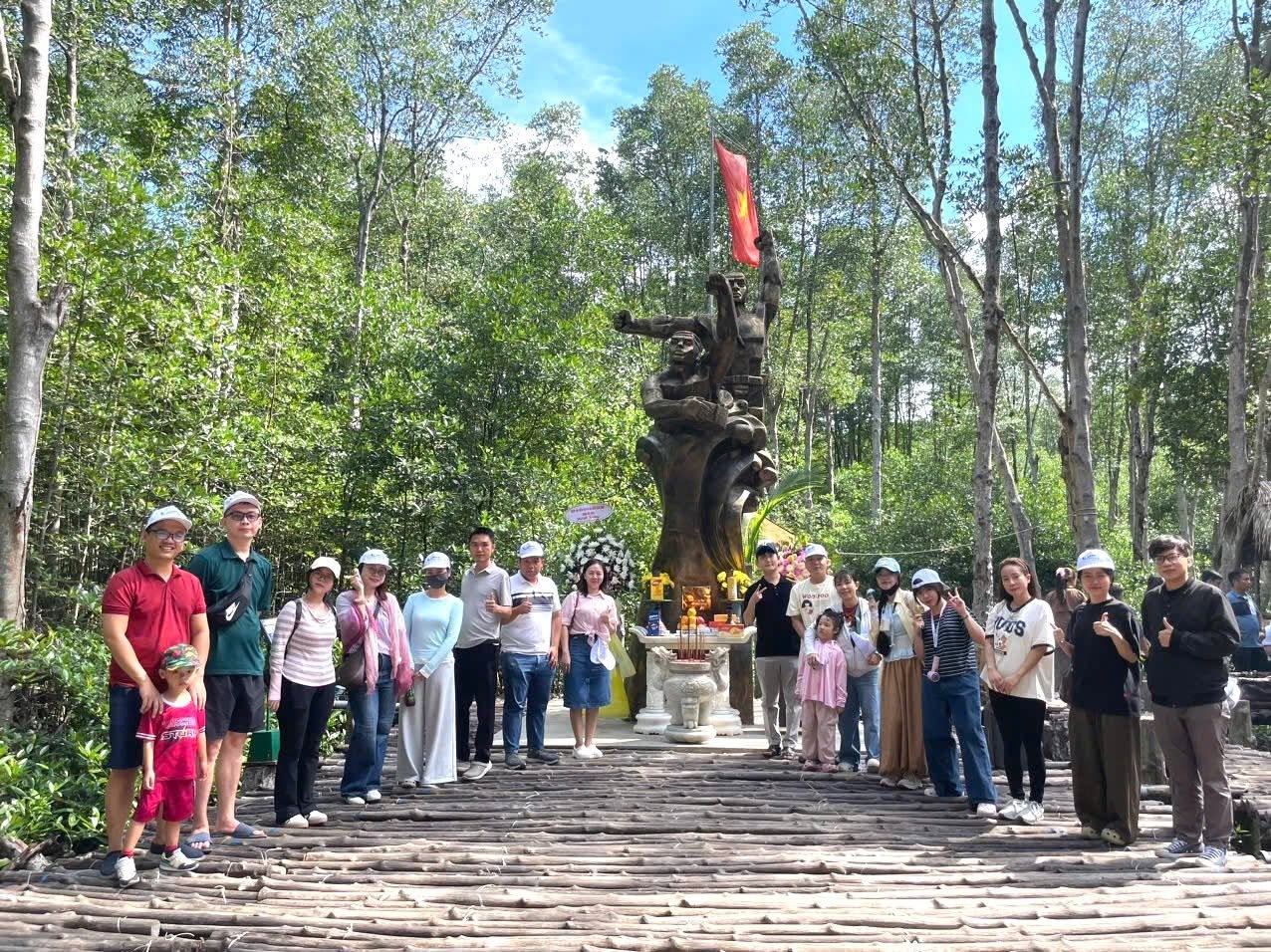 Tour Đảo khỉ, chiến khu Rừng Sác