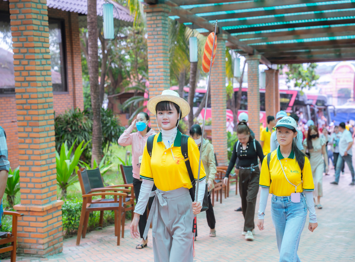 thuê hướng dẫn viên