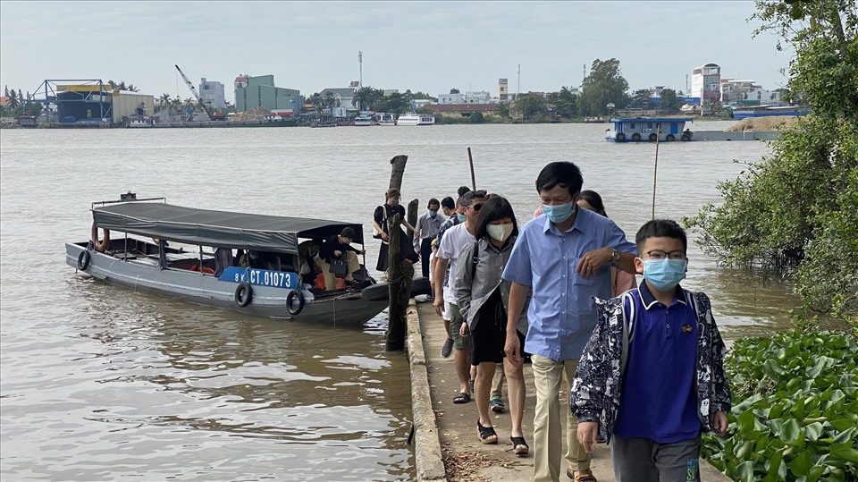 Tàu du lịch đi Cồn Sơn