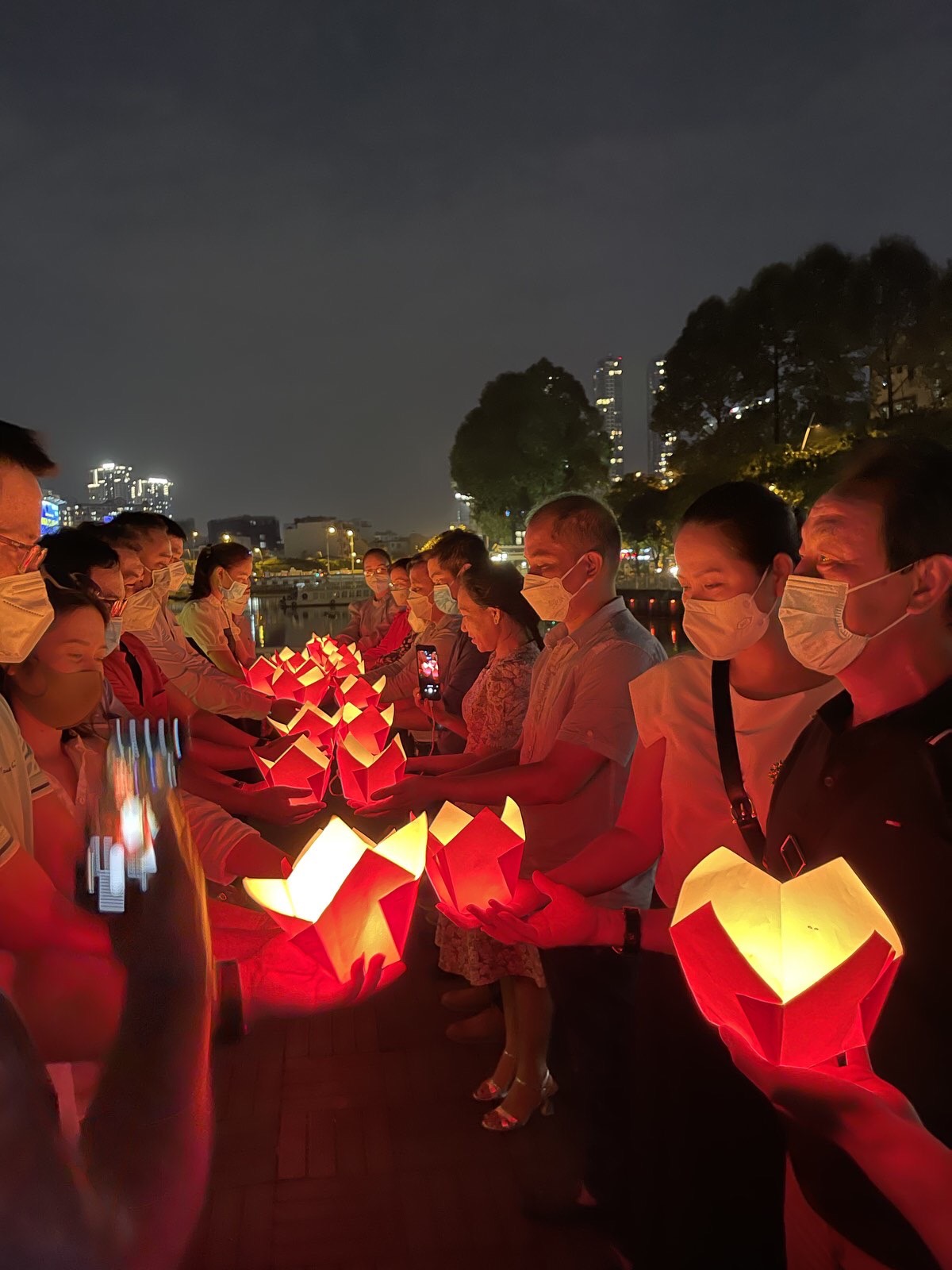 du khách tham gia tour đi thuyền ca no trên song sài gòn