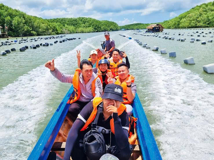 Tàu, cano thăm quan đảo Thiềng Liềng