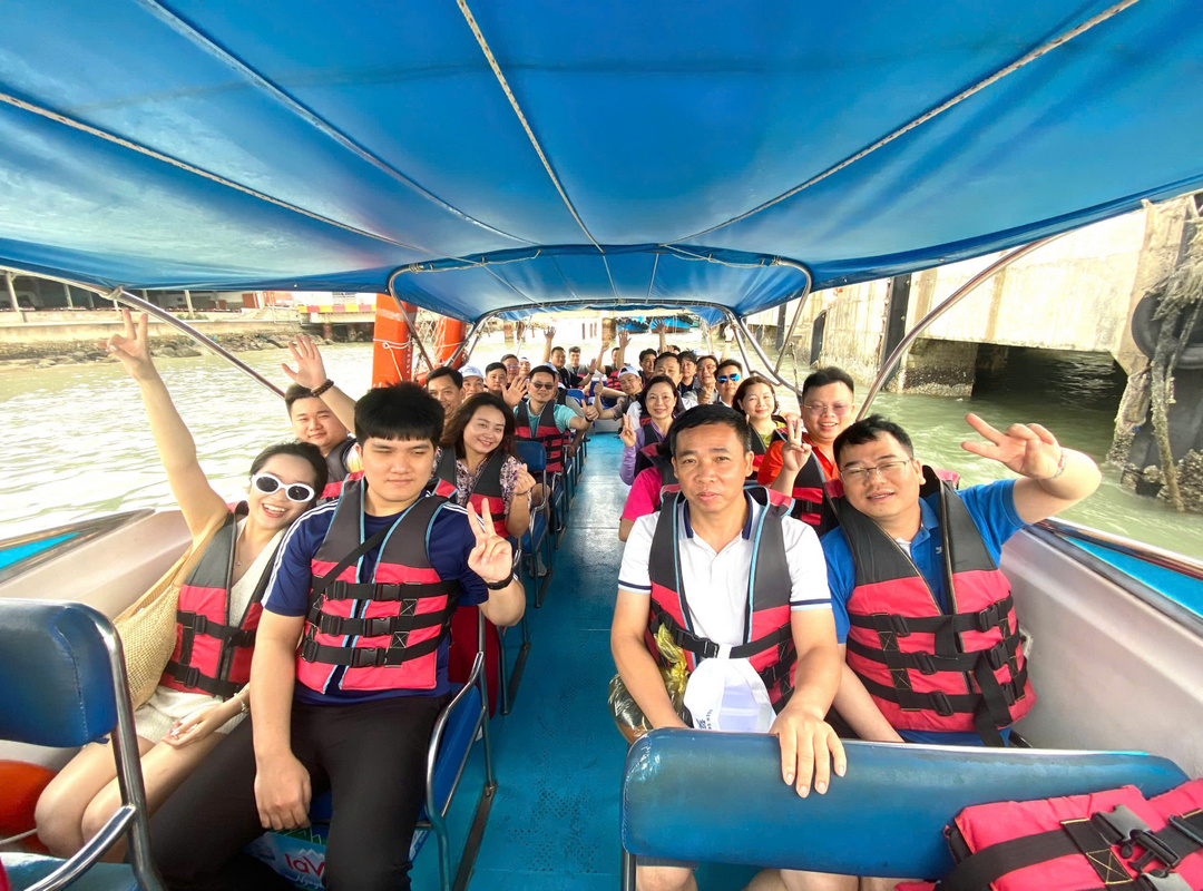 Tour Vũng Tàu: thăm Giàn khoan dầu - BTLCảnh Sát Biển VN - Làng bè nuôi hàu