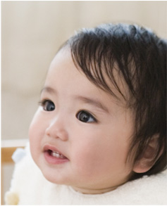 Lau sạch ghèn ở mắt bé