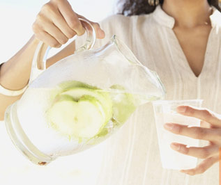 Cách uống nước có lợi cho bà bầu