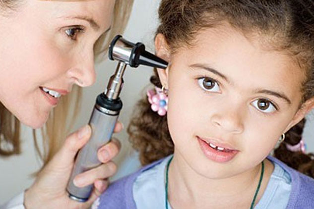 Sai lầm thường gặp khi vệ sinh tai mũi họng cho bé