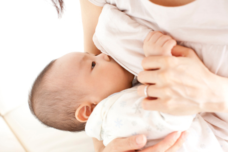 Uống gì để sữa mẹ tràn ướt áo?