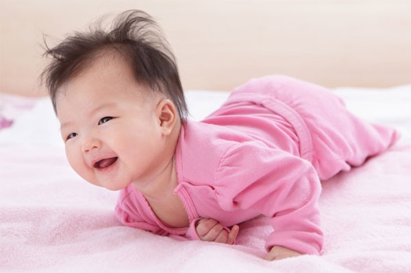 Các mốc phát triển bình thường của bé 4 tháng tuổi