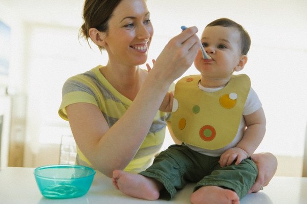 Rắc rối khi ăn dặm: con từ chối ăn bằng thìa