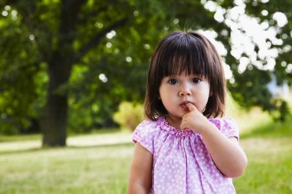 Những biểu hiện nhút nhát ở bé mẹ không đáng lo