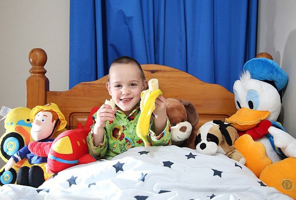 Bà mẹ cho con ăn chuối mỗi tối để chữa chứng khó ngủ