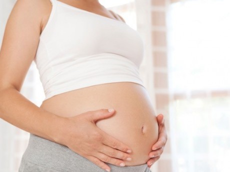 Nên hay không nên xoa bụng bà bầu?