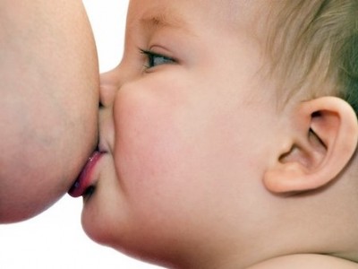 Làm gì với trẻ sơ sinh hay cắn khi bú mẹ?