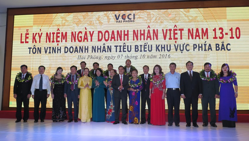 Giám đốc Công ty CP Ngọc trai Hạ Long nhận bằng khen Doanh nhân tiêu biểu Khu vực phía Bắc năm 2016