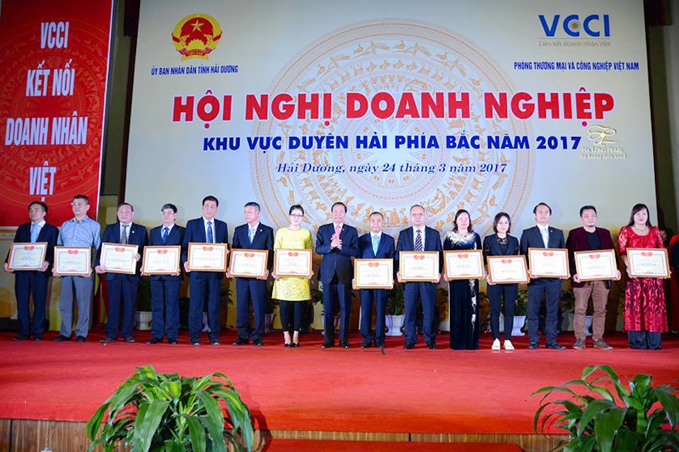 Công ty CP Ngọc trai Hạ Long nhận bằng khen của VCCI