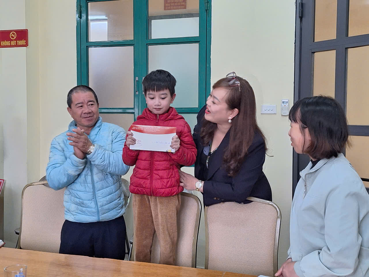 Phường Hà Khẩu nhận đỡ đầu trẻ có hoàn cảnh khó khăn