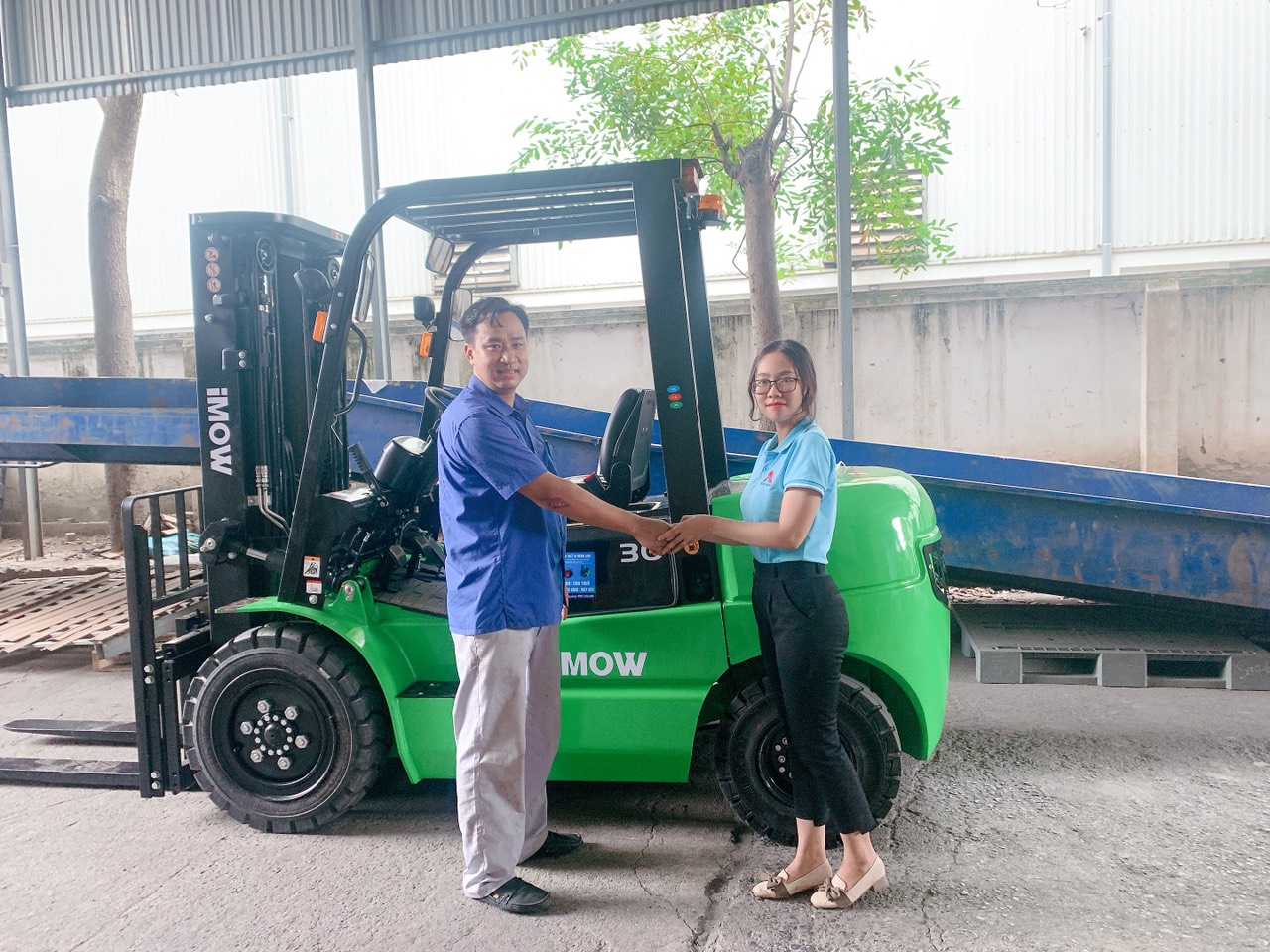 Bàn giao xe nâng iMOW mới cho nhà máy Hưng Yên