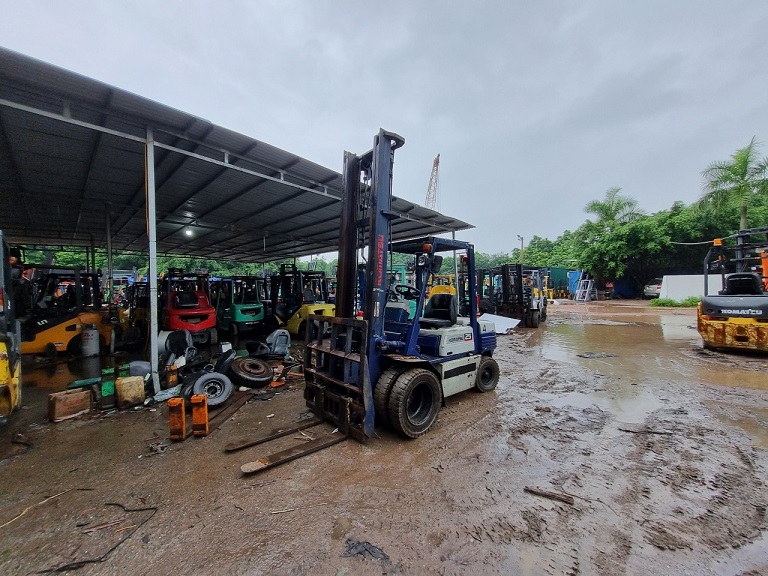 Xe nâng nồi đồng cối đá komatsu FD25-11-448383 số sàn gật gù lốp đôi