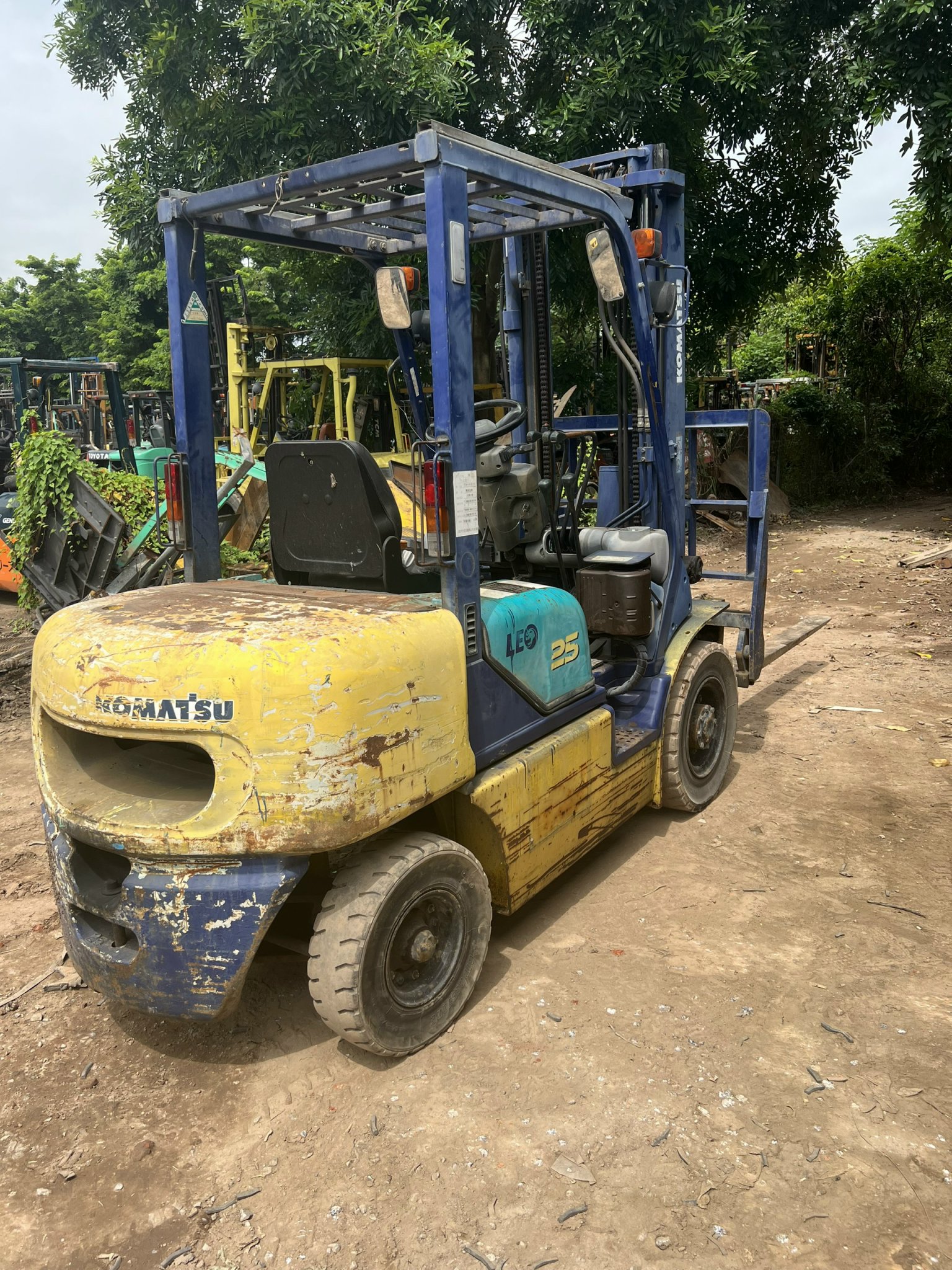 Komatsu FD25C-12-531383-- gật gù lốp đơn số sàn