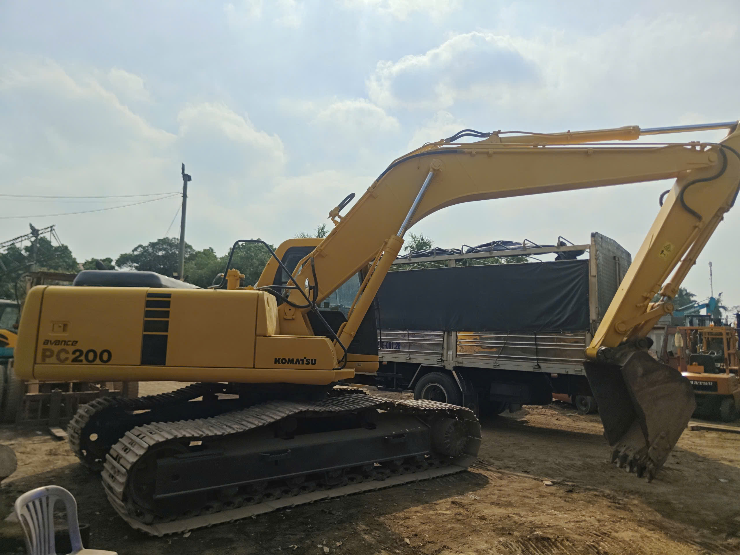 Máy xúc đào bánh xích komatsu PC200-6-85050
