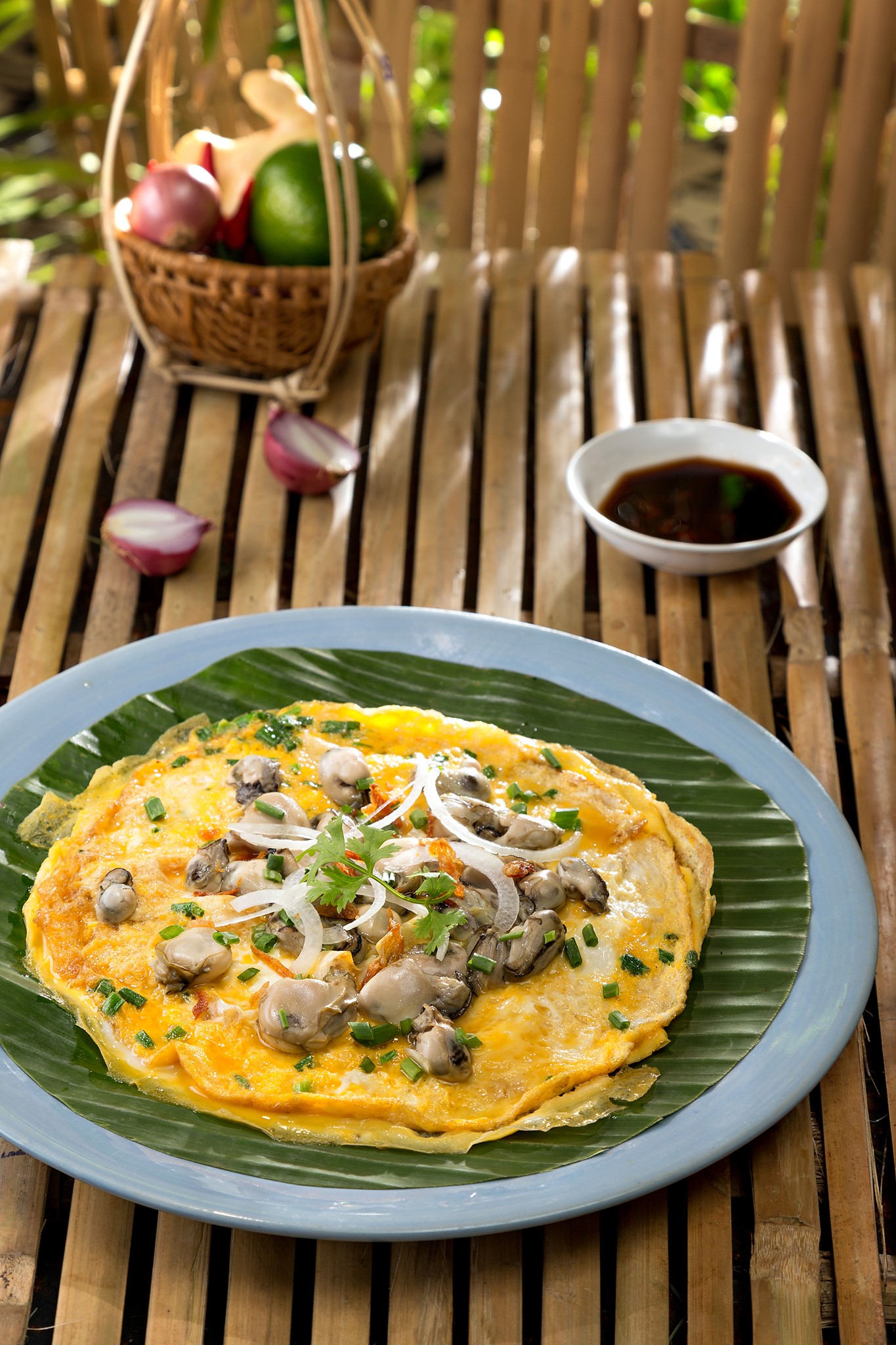 CHIẾC BÁNH XÈO NHÂN HÀU THƠM PHỨC ĐANG SÔI TRÊN CHẢO NÓNG