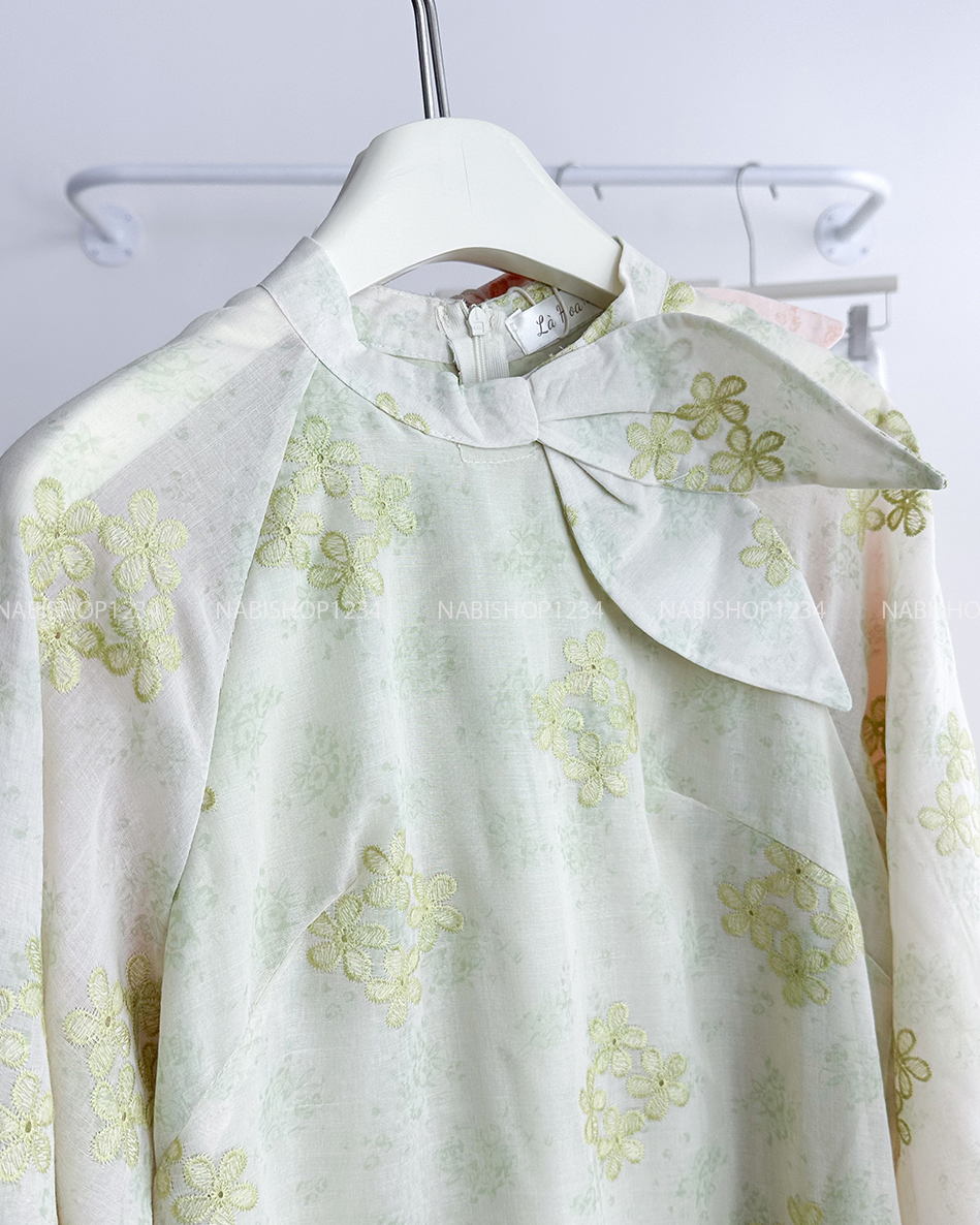 Áo Dài Số 18-C Tơ Thêu Hoa Cổ Nơ
