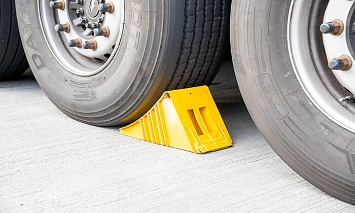 Miếng chặn bánh xe giúp chống trơn, trượt và nghiêng xe chở hàng hiệu quả. 