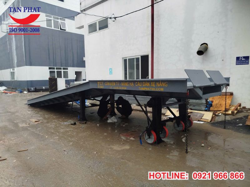 Cầu dẫn lên container 8 tấn Tại Ninh Giang, Hải Dương