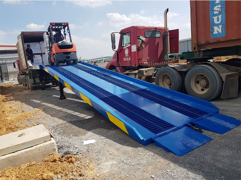 Cách chống trượt cho cầu dẫn xe nâng lên container