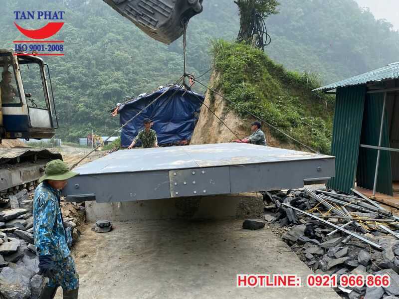 Quá trình hạ bàn cân vào hố móng đã được chuẩn bị sẵn