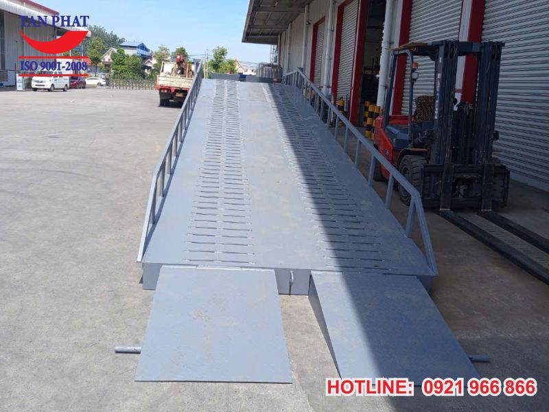Cầu dẫn xe nâng lên container 10 tấn