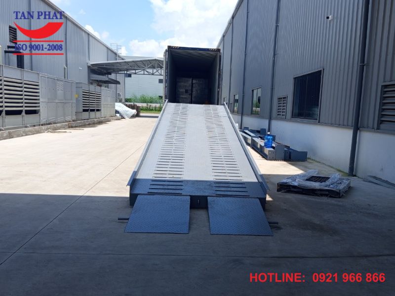 Cầu dẫn xe nâng lên container 12 tấn với kích thước (13m x 2.4m) 