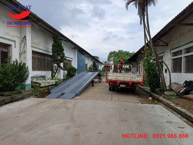 Cầu xe nâng vào container 10 tấn, 13m