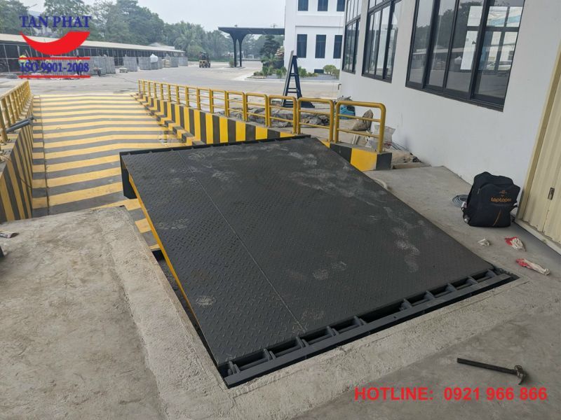 Dock leveler 12 tấn