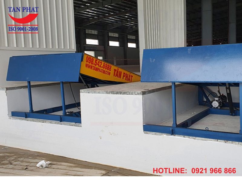 Bộ 2 sàn nâng Dock Leveler lắp đặt bởi Tân Phát